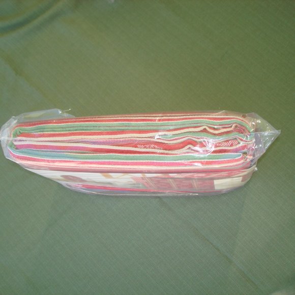 NEW 60" x 102" OBLONG Fabric TABLECLOTH Red Green Christmas Homestead Snowflake - Picture 8 of 11